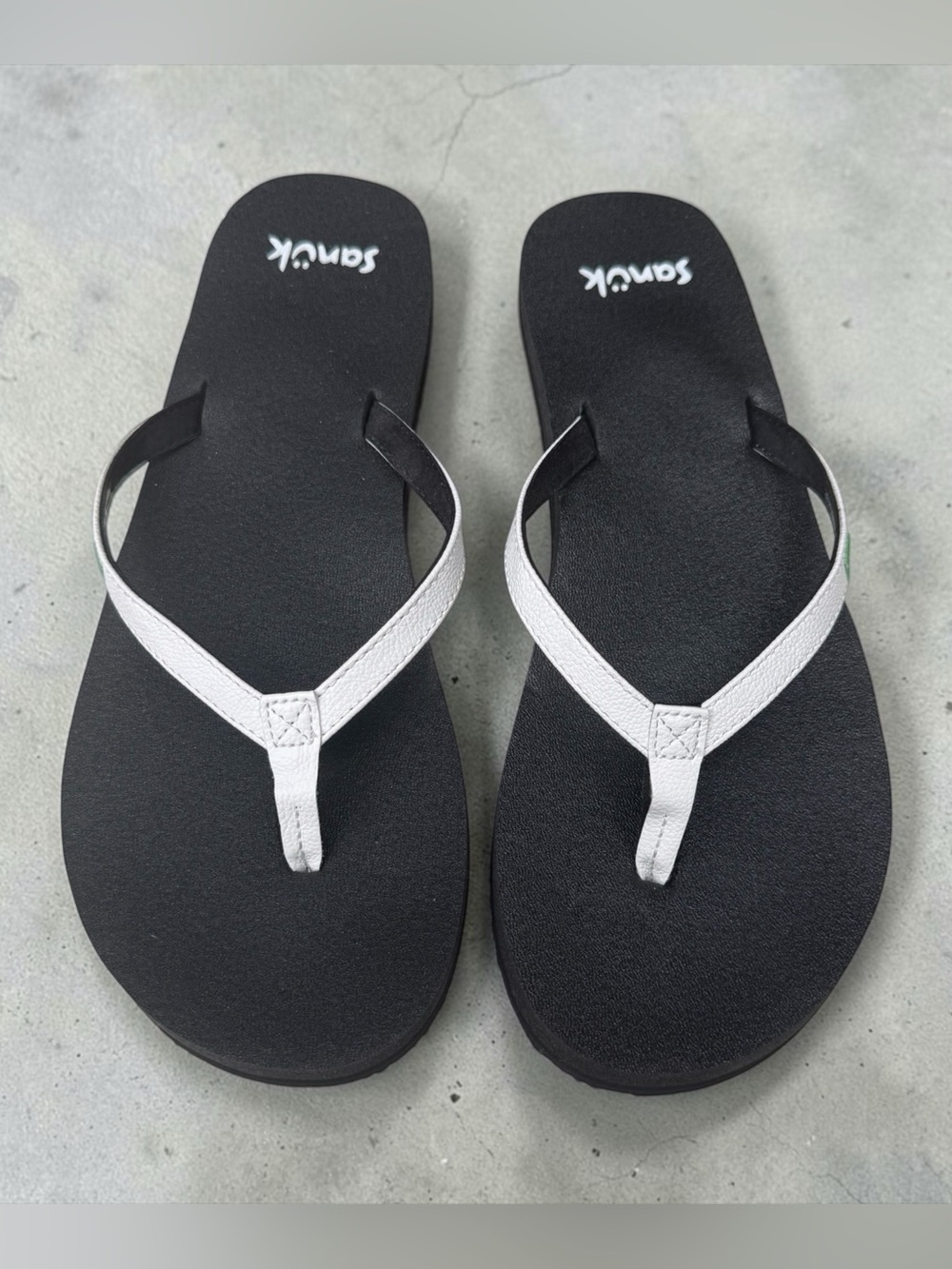 NWOT Sanuk Women’s Black Yoga Mat Flip Flops with White Straps! Size 10! New!